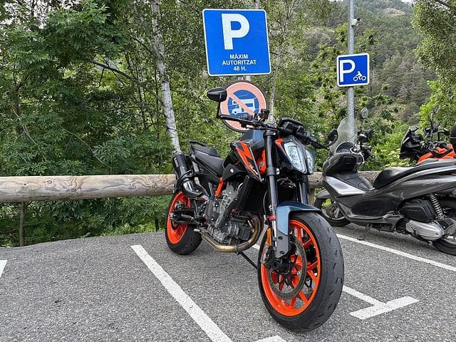 KTM 890 Duke R