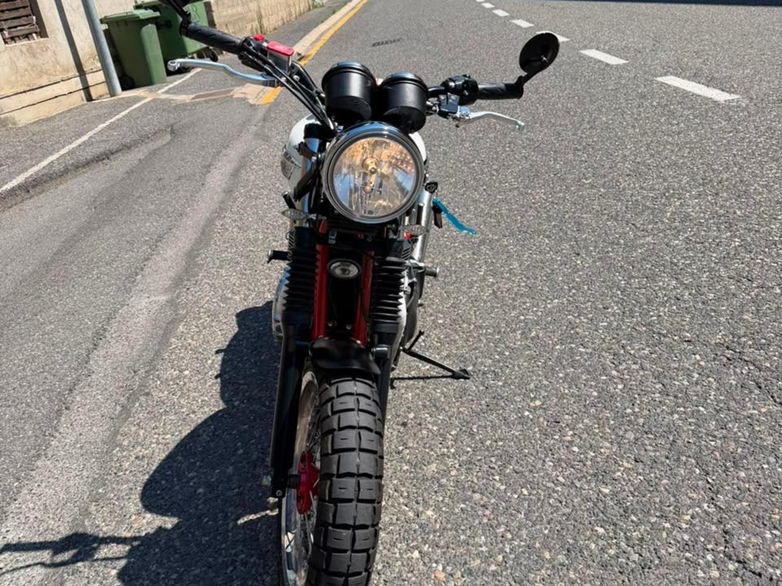 Triumph Thruxton 900
