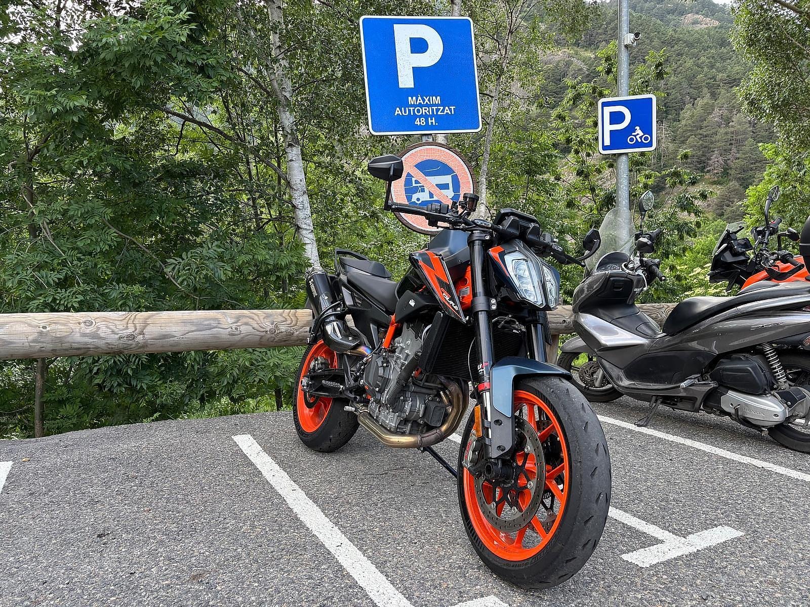 KTM 890 Duke R