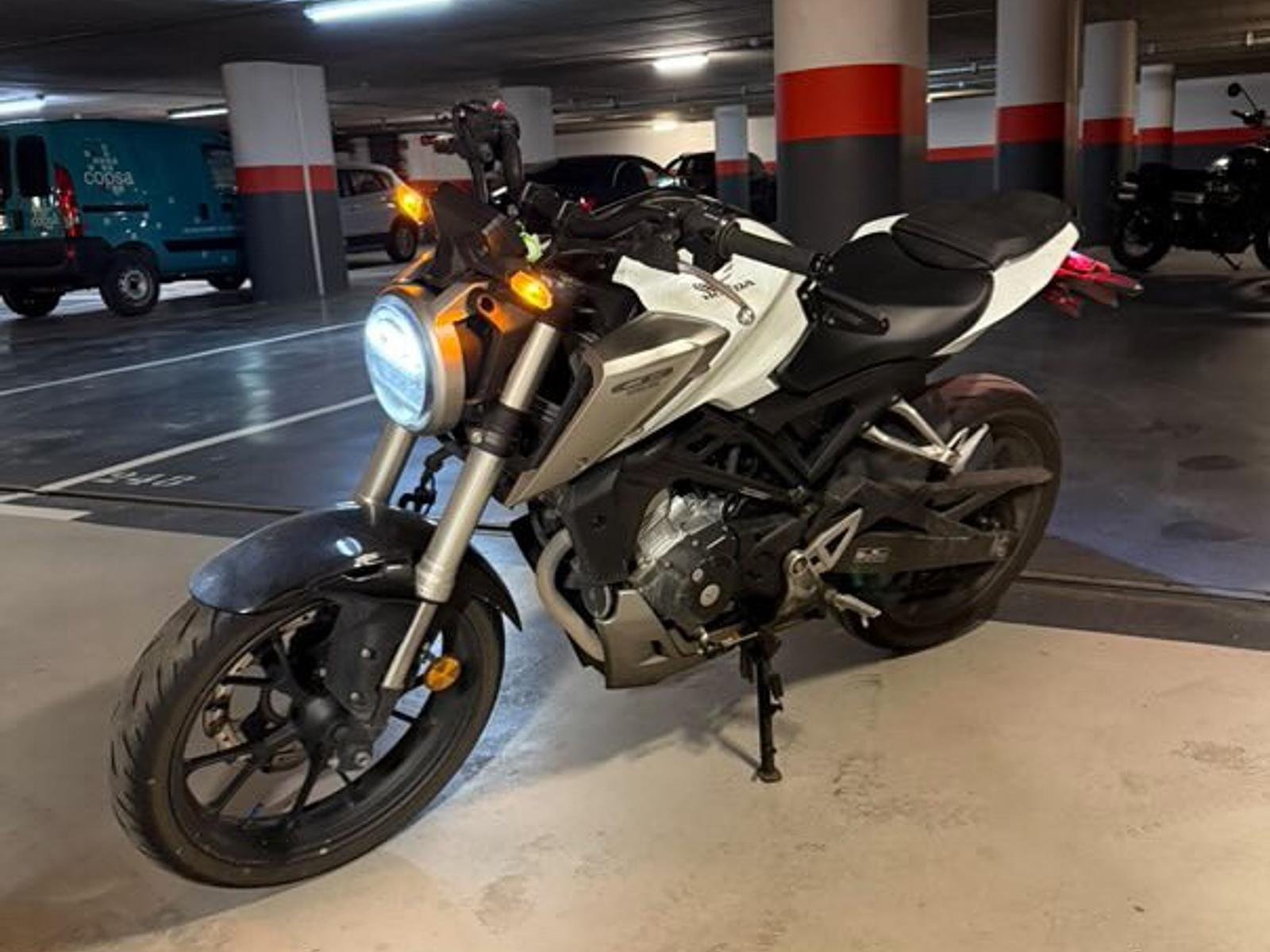 Honda CB125R                                          