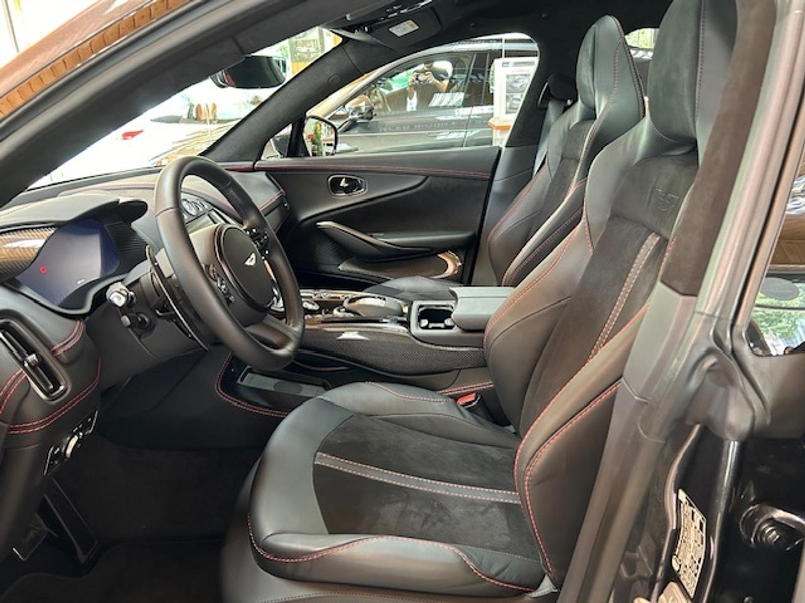 Aston Martin Dbx