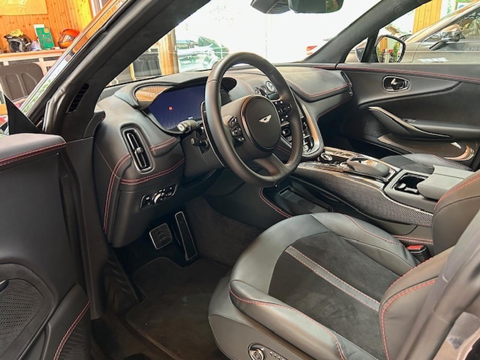 Aston Martin Dbx
