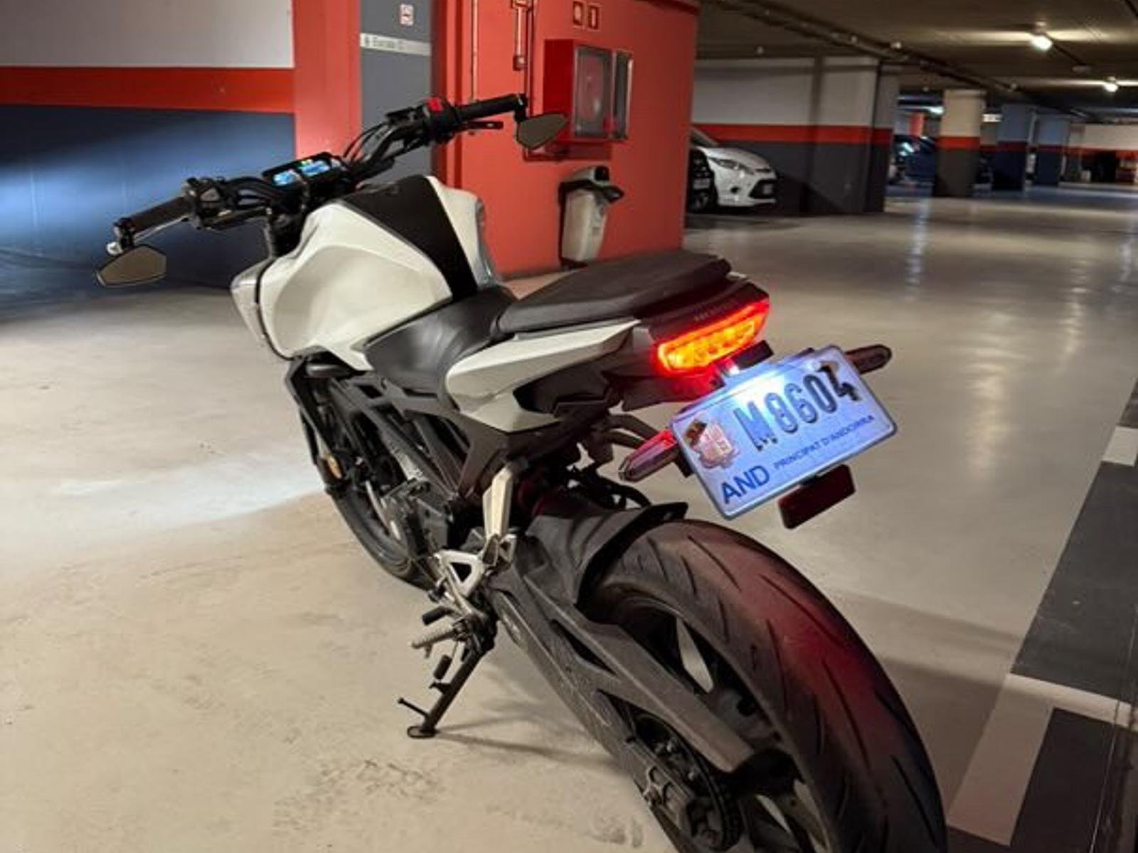 Honda CB125R                                          