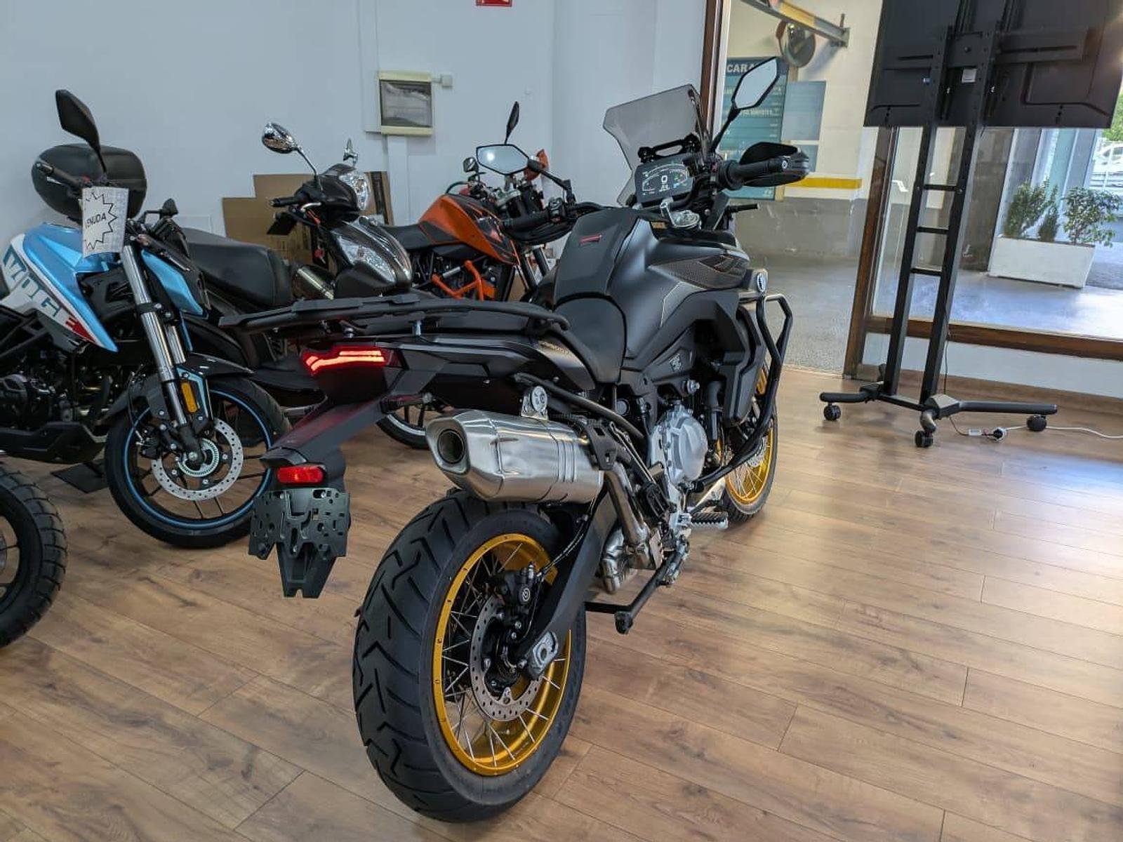 Voge 900DSX